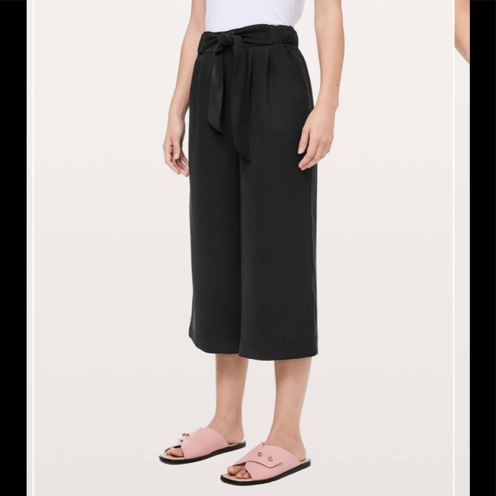 Lululemon Noir Crop 6 in Black